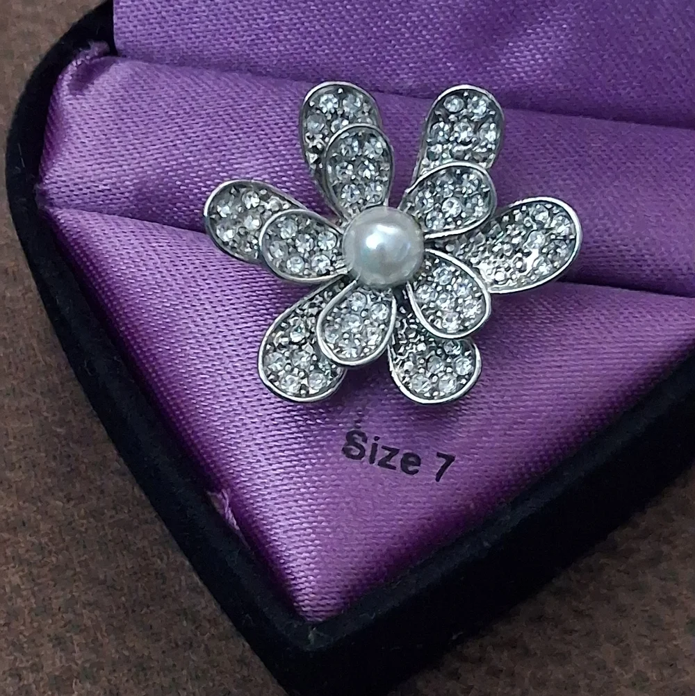 Guess Silvertone Flower Ring with Pearl Center Size 7